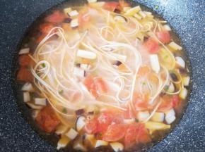 再次烧开转小火煮5分钟。 