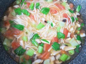 下入青菜煮至变色关火。 