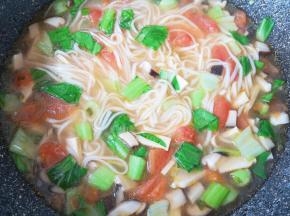 下入青菜煮至变色关火。 