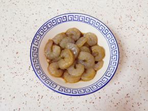虾仁清洗干净，加入1勺葱姜料酒和2勺轻盐酱油，搅拌均匀腌制10分钟左右。 