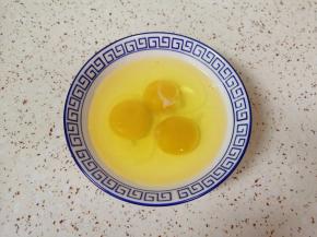 碗里磕入鸡蛋。 