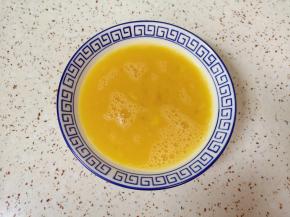 根据自己的口味放盐搅拌均匀。 