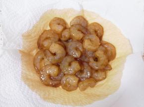 腌好的虾仁用厨房用纸吸干表面水分。 