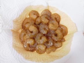腌好的虾仁用厨房用纸吸干表面水分。 