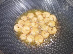 炒锅内倒适量的食用油烧热，放入虾仁煎至变色。 