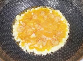 倒入蛋液。 
