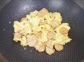 翻炒成形即可关火。 