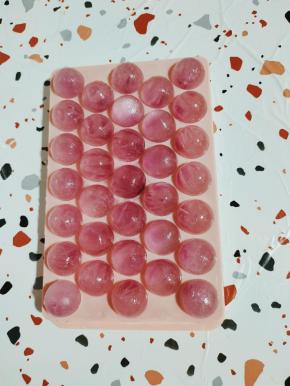 凉开水或者喝不完的饮料果汁儿倒在冰球模具里，放在冰箱冷冻一晚上，圆溜溜的冰球就做好了！