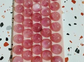凉开水或者喝不完的饮料果汁儿倒在冰球模具里，放在冰箱冷冻一晚上，圆溜溜的冰球就做好了！