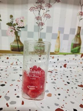 取适量西瓜放在杯子里！