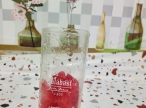取适量西瓜放在杯子里！