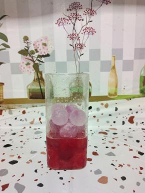 放入适量的冰球！