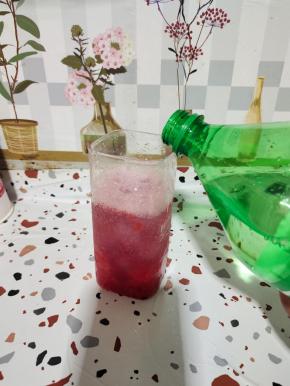 倒入适量的雪碧！