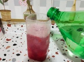 倒入适量的雪碧！
