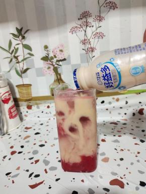 再倒入适量的养乐多！（我用的好益多酸酸甜甜的特别好喝！）