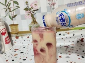 再倒入适量的养乐多！（我用的好益多酸酸甜甜的特别好喝！）