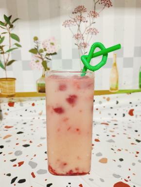 一杯冰凉沁爽的西瓜气泡养乐多就做好了！开喝！一个字爽！