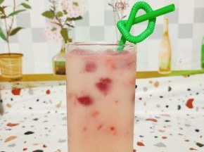 一杯冰凉沁爽的西瓜气泡养乐多就做好了！开喝！一个字爽！