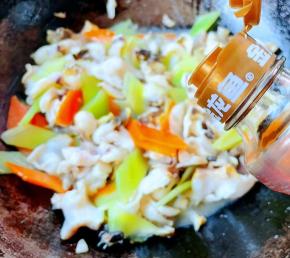 最后淋上香油提鲜提亮即可出锅享用