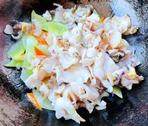 放入红里螺肉肉一定要大火快速翻炒