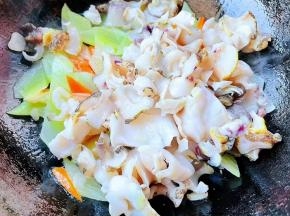 放入红里螺肉肉一定要大火快速翻炒
