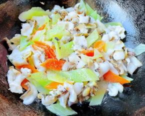 放入糖、盐、味精调味