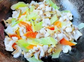 放入糖、盐、味精调味