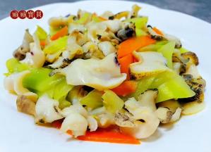 美味可口的莴笋胡萝卜爆螺片装入盘中就大功告成了