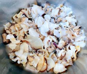 去掉红里螺的尾部留上半部分片成薄片放入盐轻轻搓揉去掉粘液再用清水冲洗干净（这个步骤是做这道美味的重中之重）