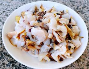 处理好的红里螺肉肉放入盘中备用