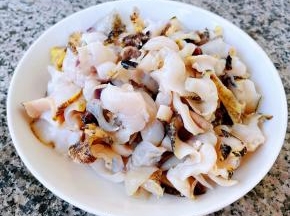 处理好的红里螺肉肉放入盘中备用