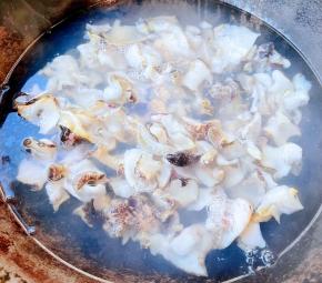 锅中烧开水倒入料酒下入红里螺肉肉焯水15秒立即盛出（切记时间不能过长否则肉肉口感就会特别硬）