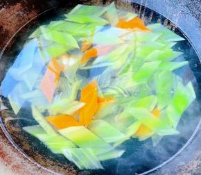配料莴笋和胡萝卜去皮洗净 切成马蹄片放入开水中再放一点点盐焯水断生后立即放入凉水中过凉再沥干水分备用