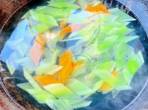配料莴笋和胡萝卜去皮洗净 切成马蹄片放入开水中再放一点点盐焯水断生后立即放入凉水中过凉再沥干水分备用