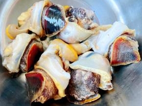 小心翼翼的将红里螺肉肉取出不要割破手然后冲洗干净
