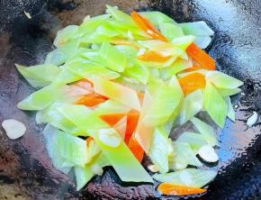 放入莴笋和胡萝卜片炒匀