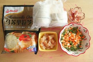 准备材料。胡萝卜处理成丁。蛋挞去锡纸托，排入垫了油纸的烤盘中。