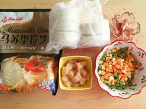 准备材料。胡萝卜处理成丁。蛋挞去锡纸托，排入垫了油纸的烤盘中。