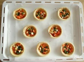 磨上适量黑胡椒粉，放胡萝卜+玉米粒+豌豆。