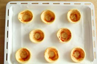 底部刷一层薄薄的番茄酱。