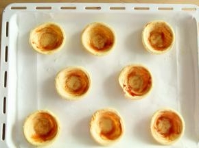 底部刷一层薄薄的番茄酱。