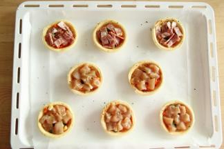 3个放上切成小块的培根，5个放上腌制好的鸡胸肉丁。