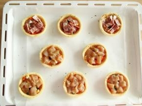 3个放上切成小块的培根，5个放上腌制好的鸡胸肉丁。