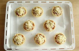 撒上厚厚一层芝士碎。