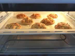 没有锡纸托的支撑，挞皮经过烘烤慢慢摊平。