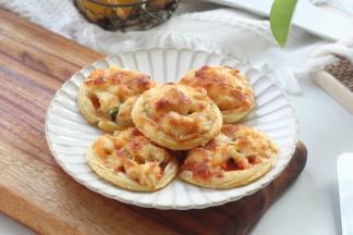 微微冷凉就可以开动啦，滑嫩的鸡肉粒，咸香的培根，清爽的蔬菜粒，酥脆的外壳，太丰富了！