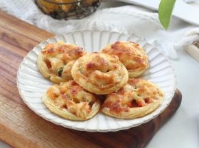 微微冷凉就可以开动啦，滑嫩的鸡肉粒，咸香的培根，清爽的蔬菜粒，酥脆的外壳，太丰富了！