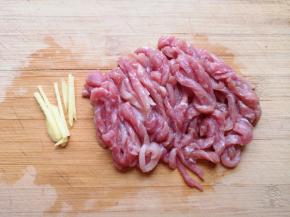 瘦肉和生姜分别切成丝。 