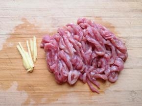 瘦肉和生姜分别切成丝。 