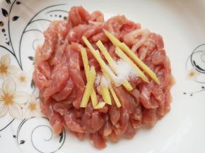 一起放入盘子里，加入盐搅拌均匀。 